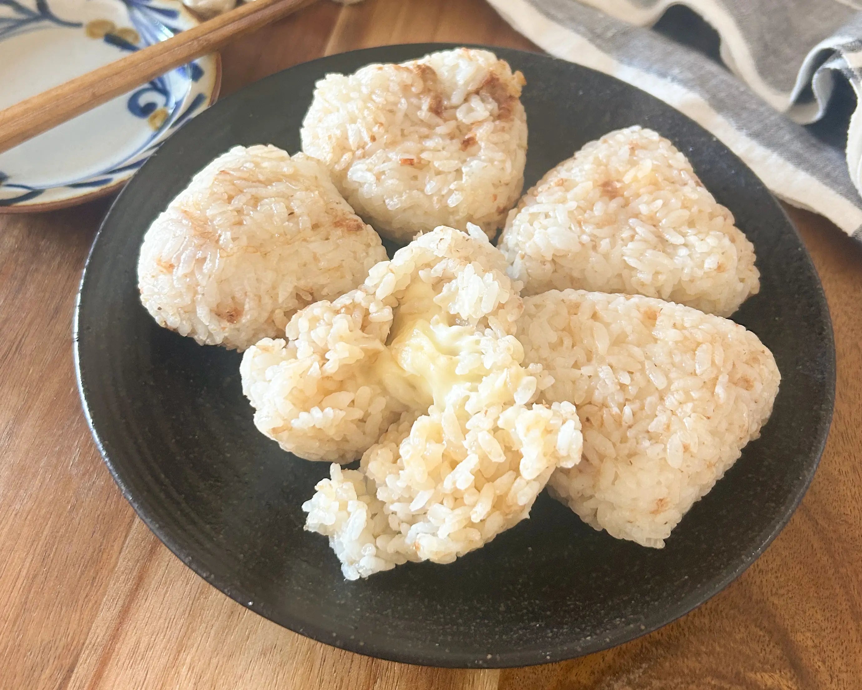 白だしおかかチーズ焼きおにぎり_加工後 (1).webp__PID:cc0057ba-0b12-4370-bf2f-a3a4cd90b457