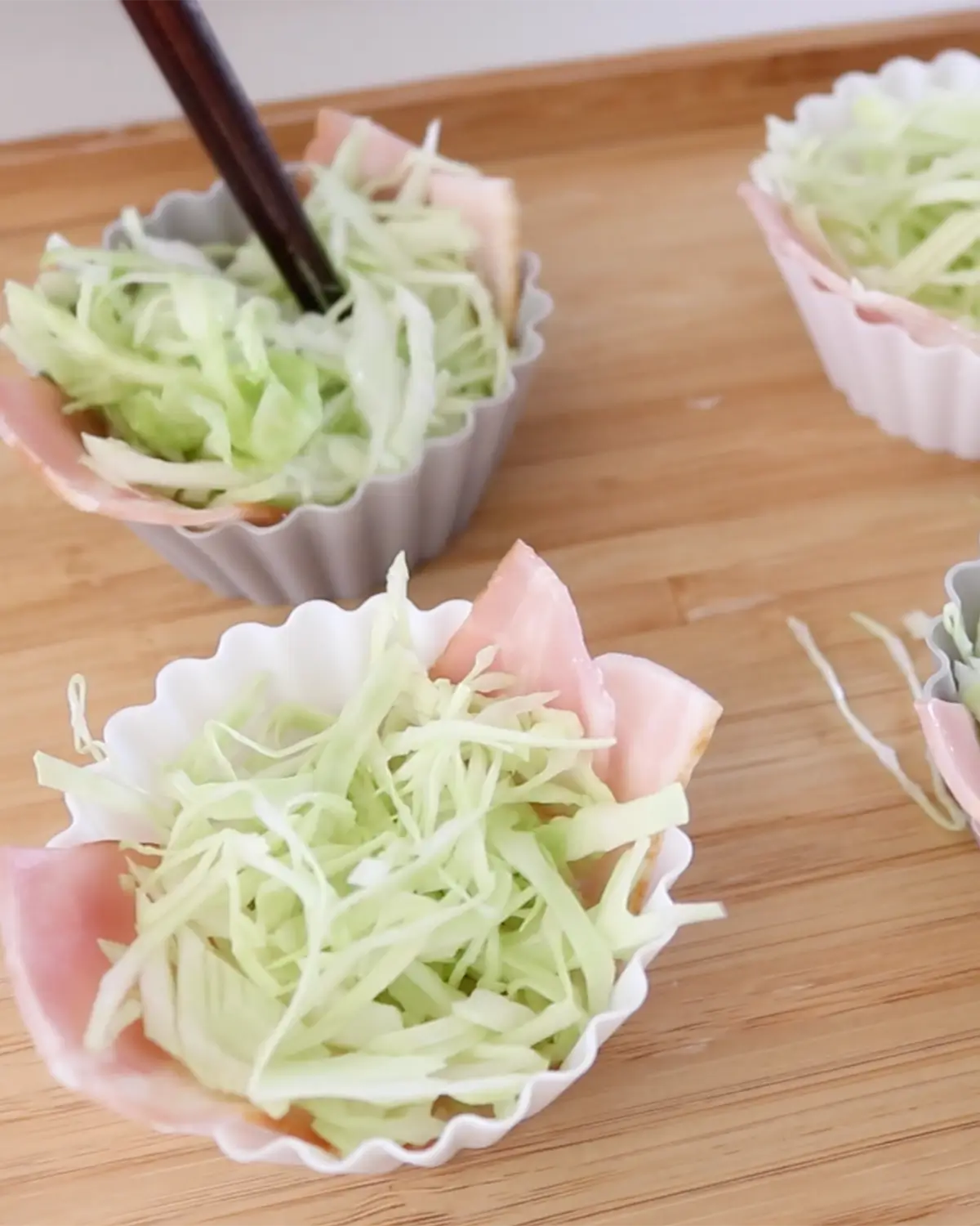 お弁当や朝食に！【キャベツと卵のベーコンココット】_工程2.webp__PID:509d8056-f178-48dc-97aa-1a691583ed94