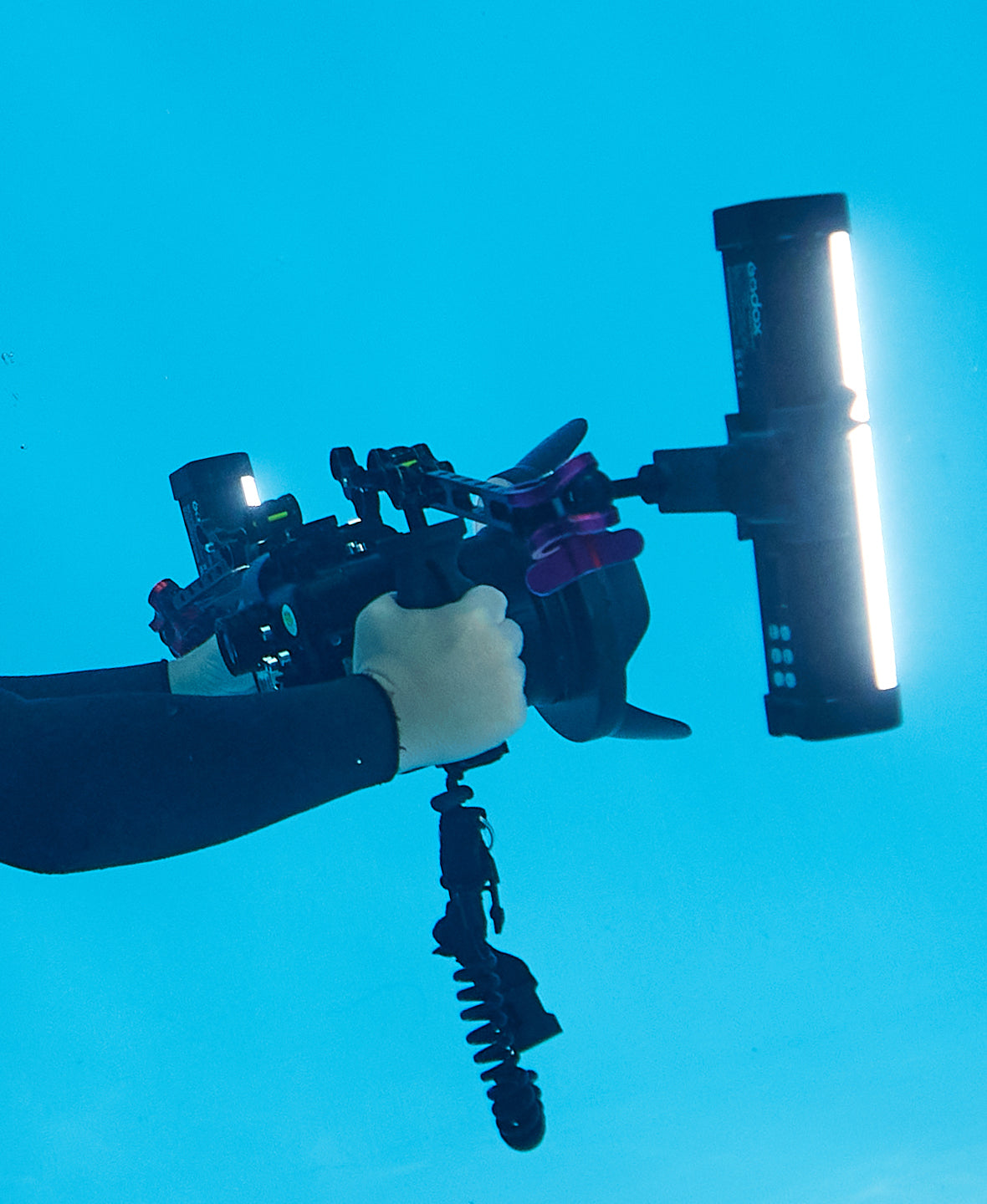 The WT-C01 bracket being used to mount WTD25 LED lights to an underwater lighting rig.