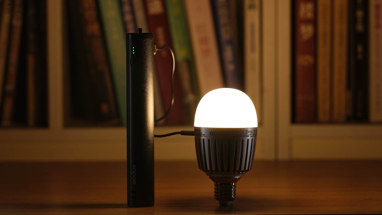 C7R Light Bulb E27 LED Kit can be powered via a USB Power-Bank