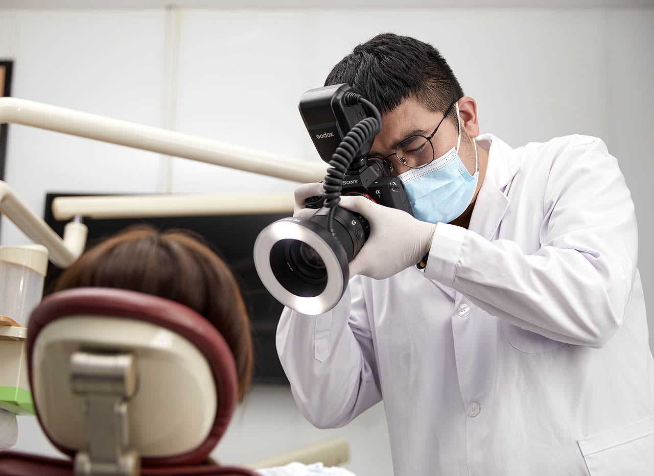 Godox MF-R76S+Bein used by a Dentist on a Patient