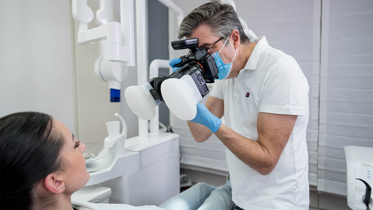 Godox MF12-DK1 Kit being used by a dentist to photograph a patient