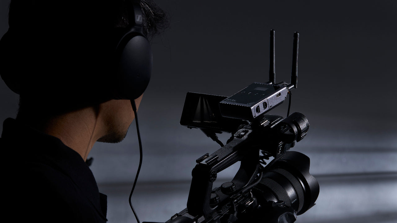 WMicS1 Pro Audio Levels Monitored in Real Time using Headphones