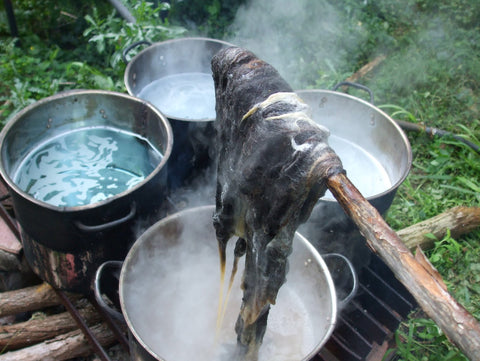 lavado de lana en una olla