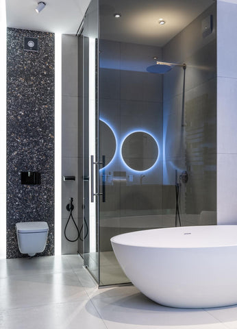 Glazen douchedeur in een moderne badkamer