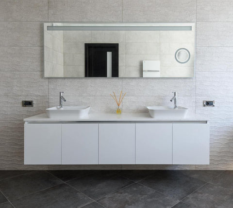 Witte badkamerkast met geïntegreerde wastafels onder een spiegel