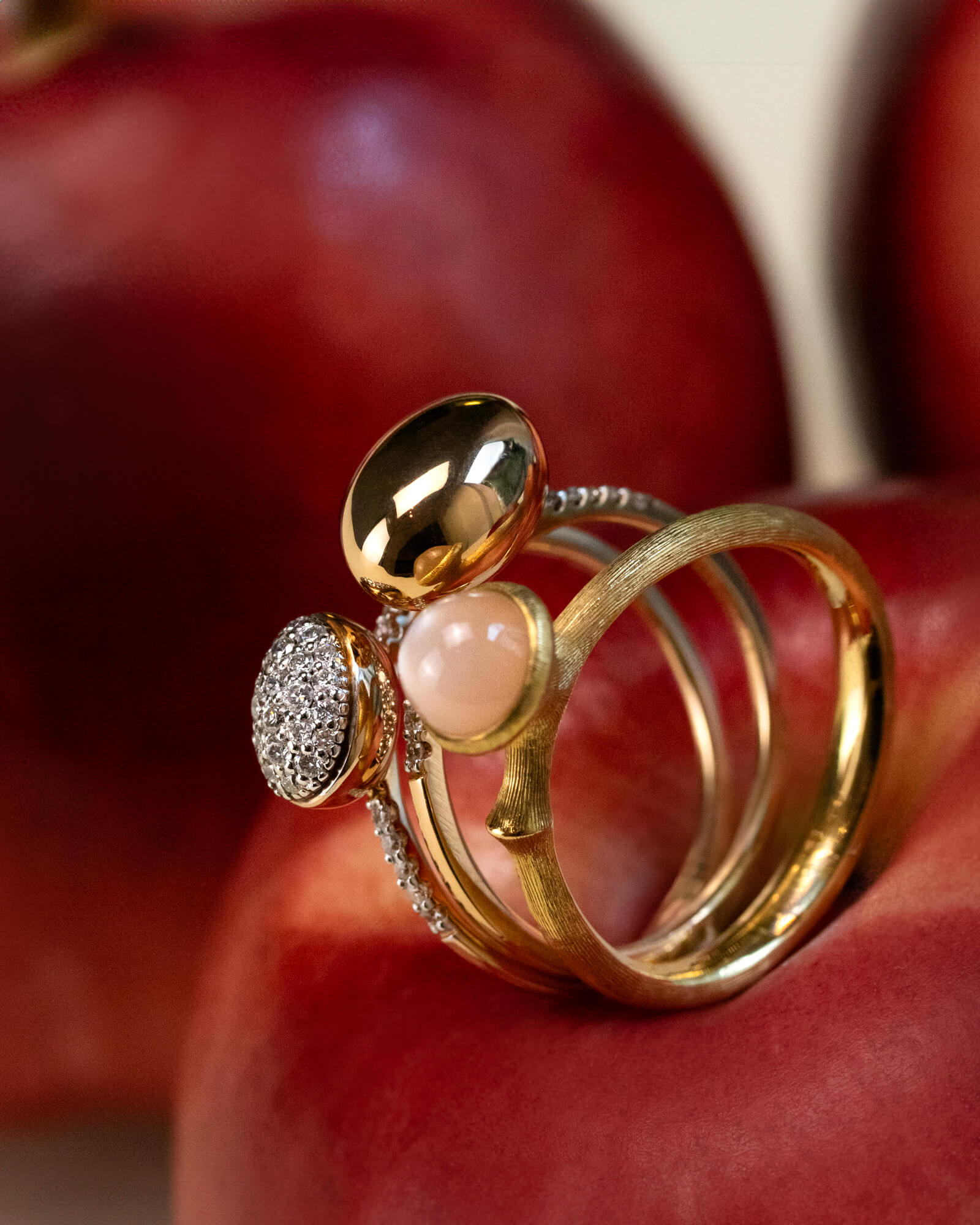 Peach Fuzz: Juwelier Badort Schmuckauswahl im Farbton PANTONE 13-1023