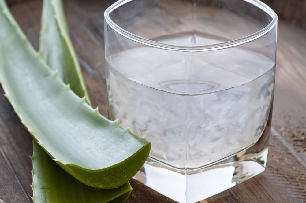 Jus d'aloe vera dans un verre.  