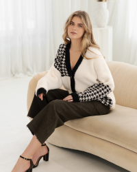 Fuzzy, snuggly cardigan with button-front, relaxed fit, and color-blocked houndstooth pattern — a piece that makes layering so simple! An autumnal essential!