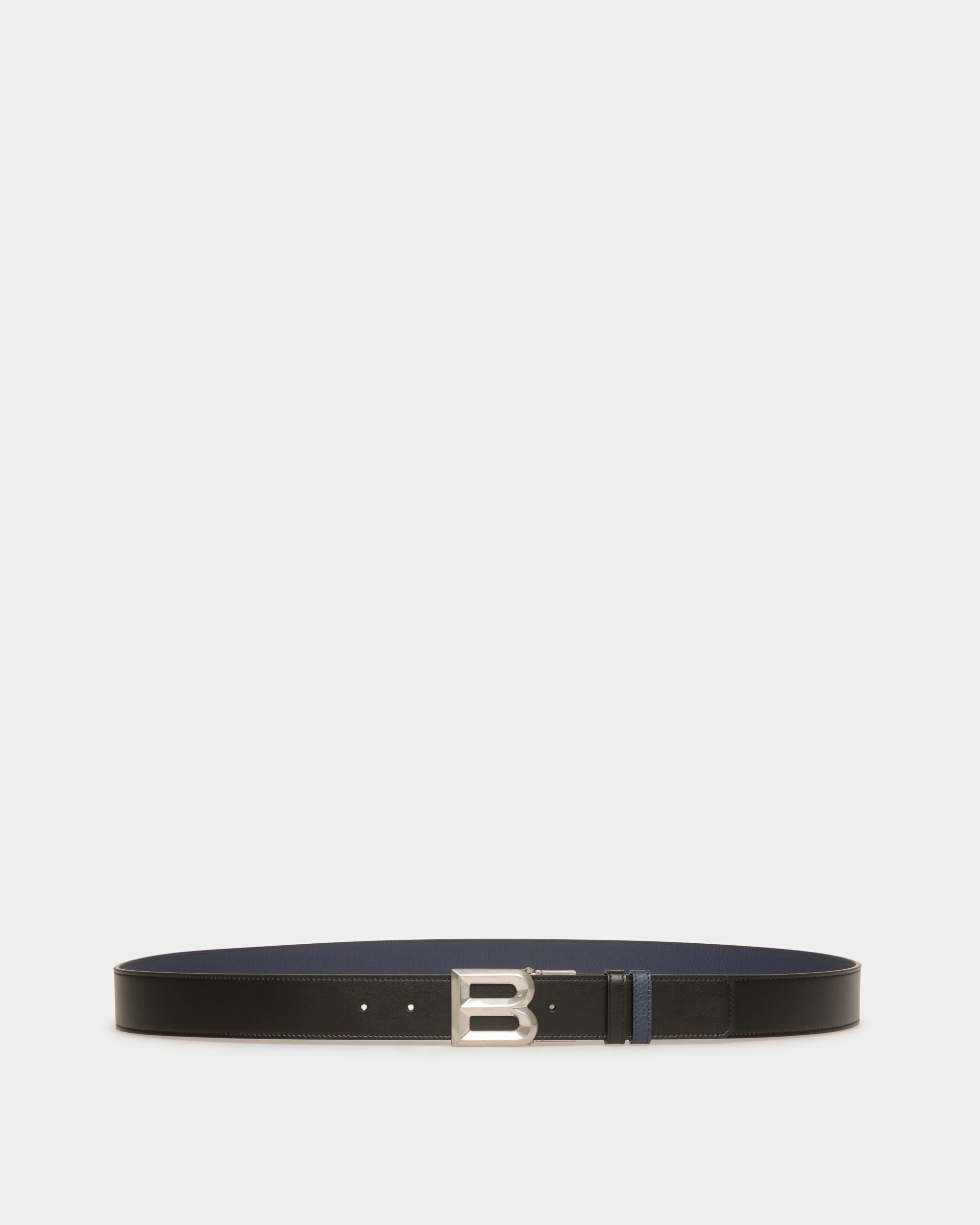 B Bold 35 mm | Ceinture réversible et ajustable pour homme en cuir noir et bleu marine | Bally | Still Life Devant