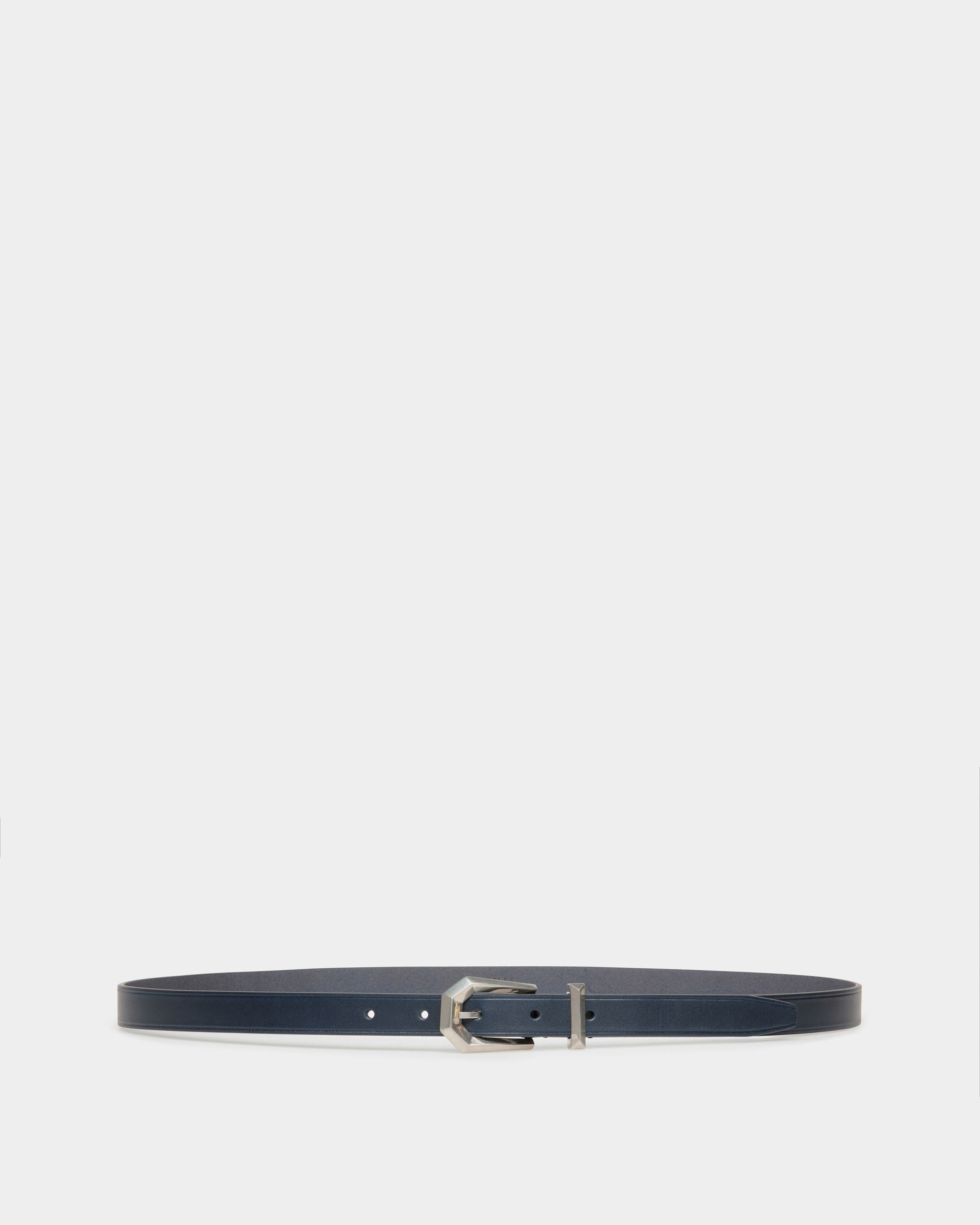 Prisma 20 mm | Ceinture pour homme en cuir Navy Blue | Bally | Still Life Devant