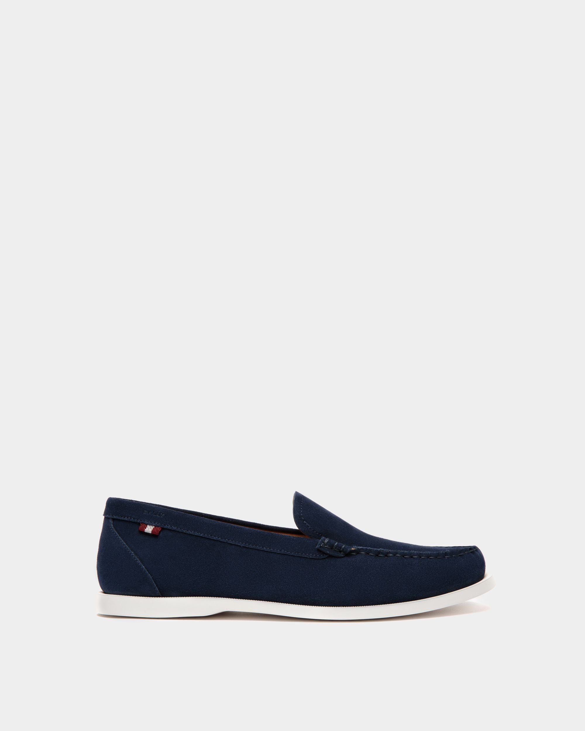 Nelson | Mocassin pour homme en daim bleu | Bally | Still Life Côté