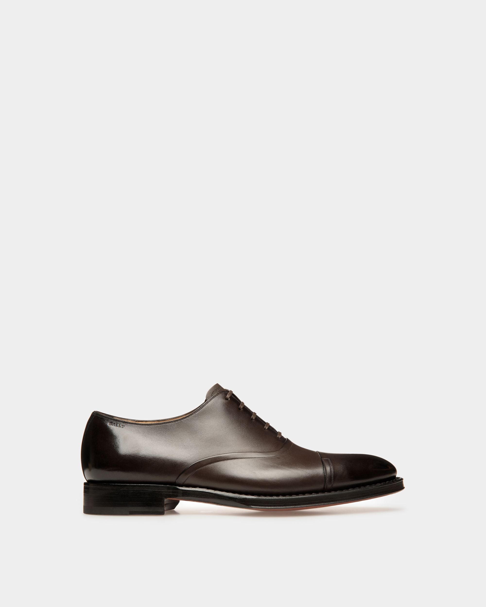 Scribe Un | Men's Oxford in Ebony Leather | Bally | Still Life Side