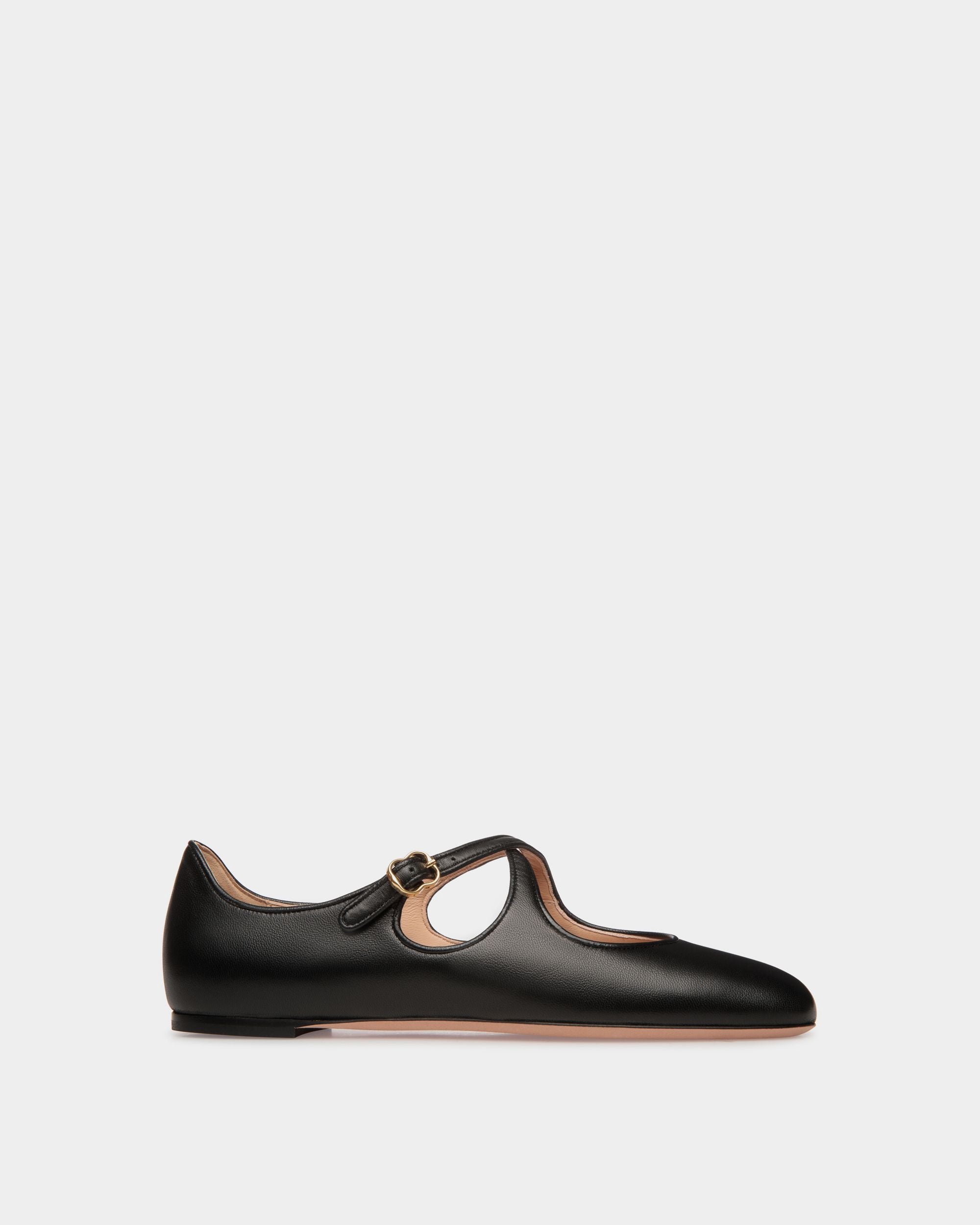 Ballyrina | Chaussure à talon plat pour femme en cuir nappa noir | Bally | Still Life Côté