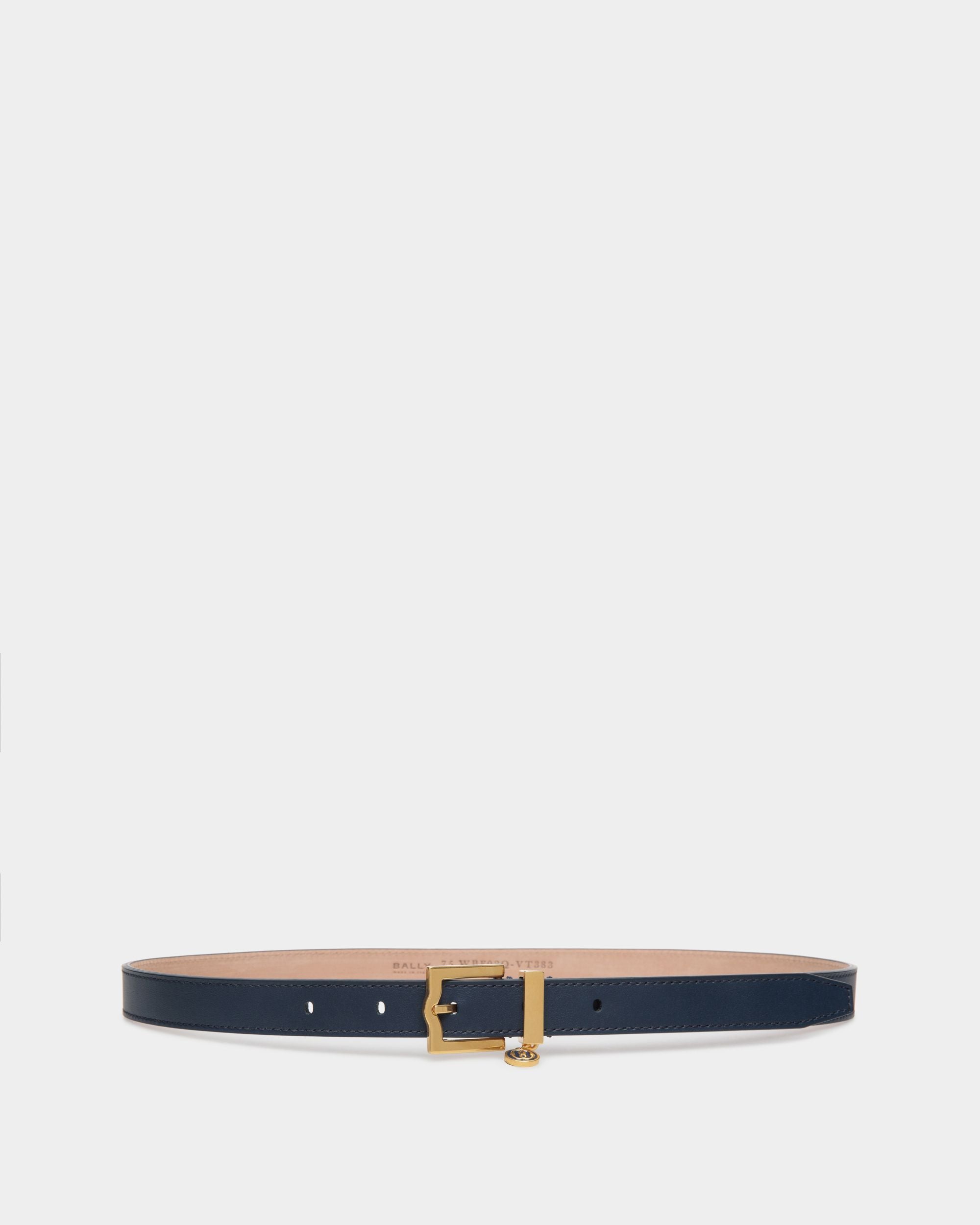 Emblem 20 mm | Ceinture pour femme en cuir bleu | Bally | Still Life Devant