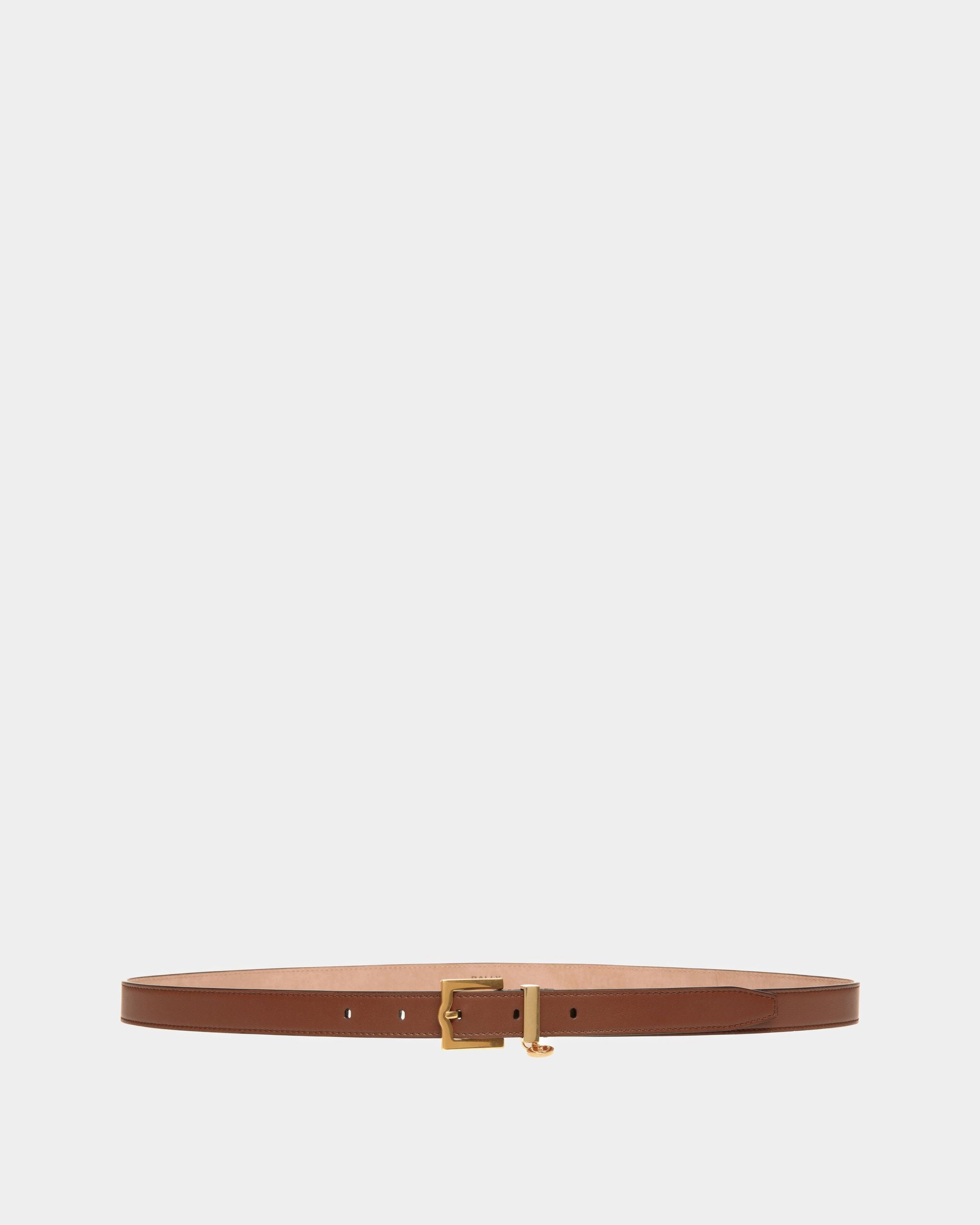 Emblem | Ceinture pour femme en cuir marron | Bally | Still Life Devant