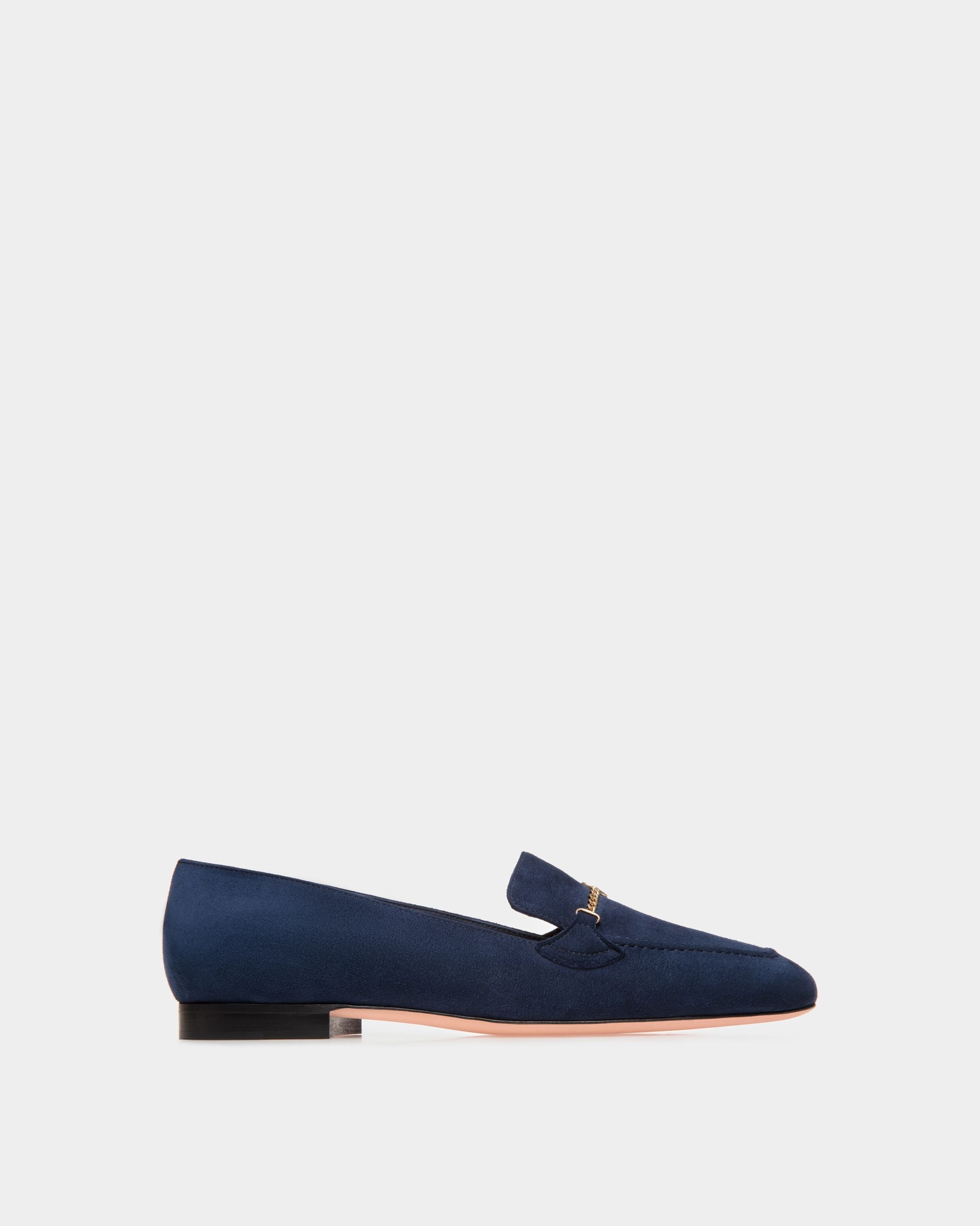 Daily Emblem | Mocassin pour femme en daim bleu | Bally | Still Life Côté