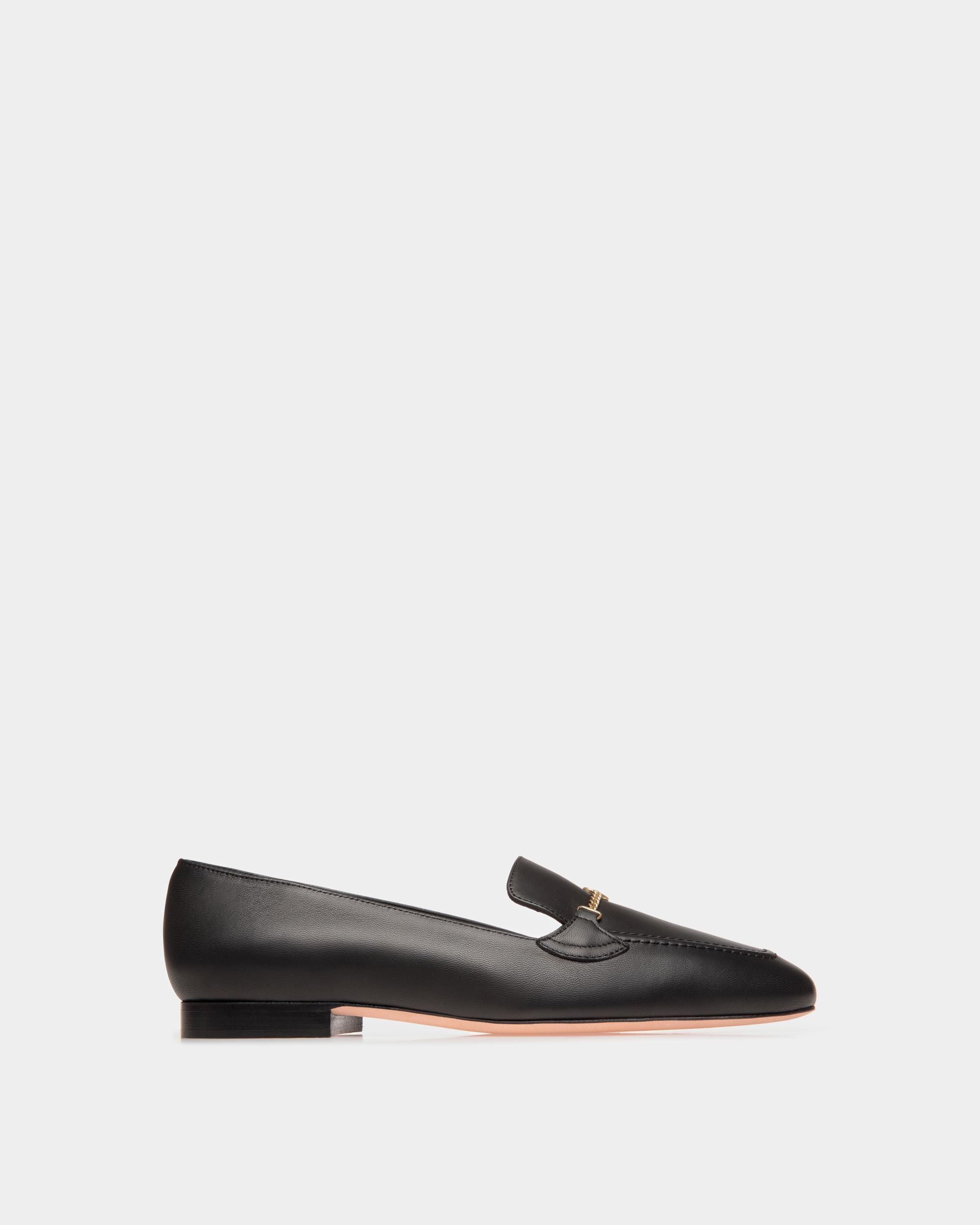 Daily Emblem | Mocassin pour femme en cuir noir | Bally | Still Life Côté