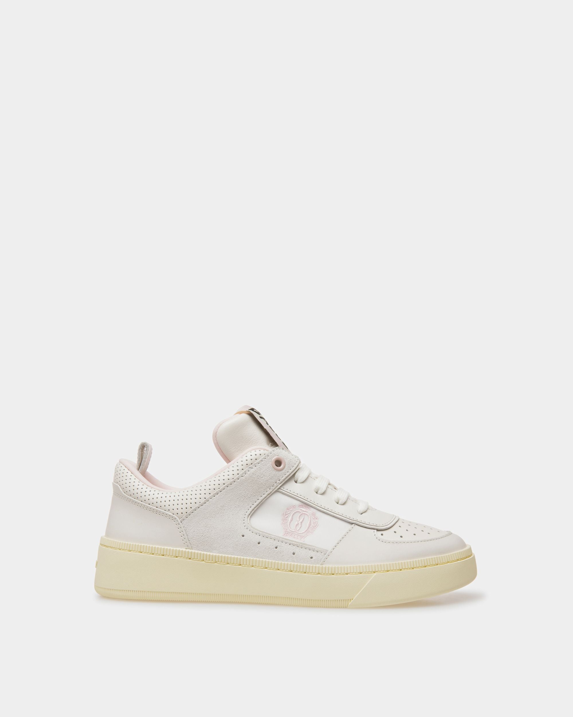 Riweira | Sneakers pour femme | Cuir blanc et rose | Bally | Still Life Côté