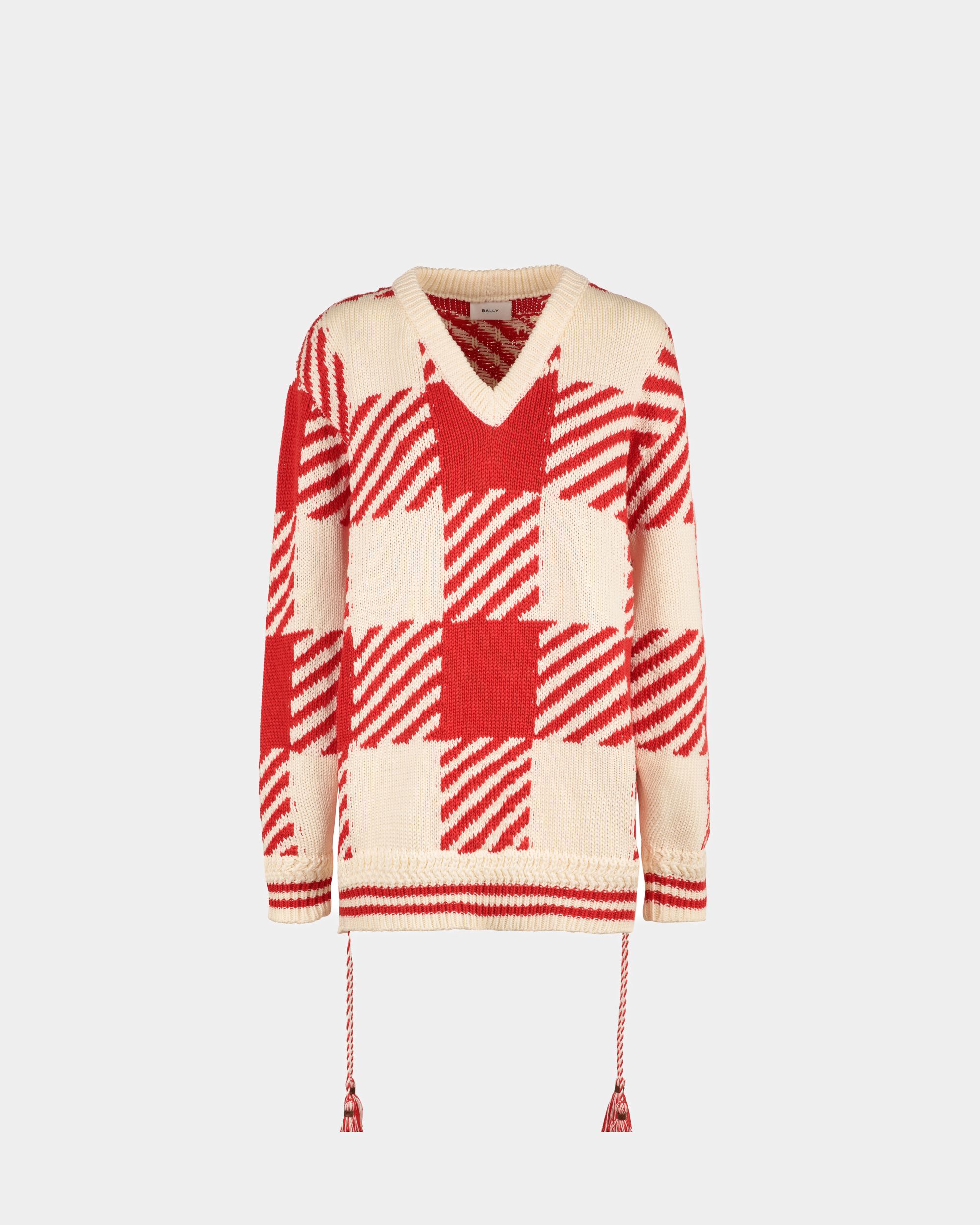 Pull col en V pour femme en coton beige et rouge | Bally | Still Life Devant