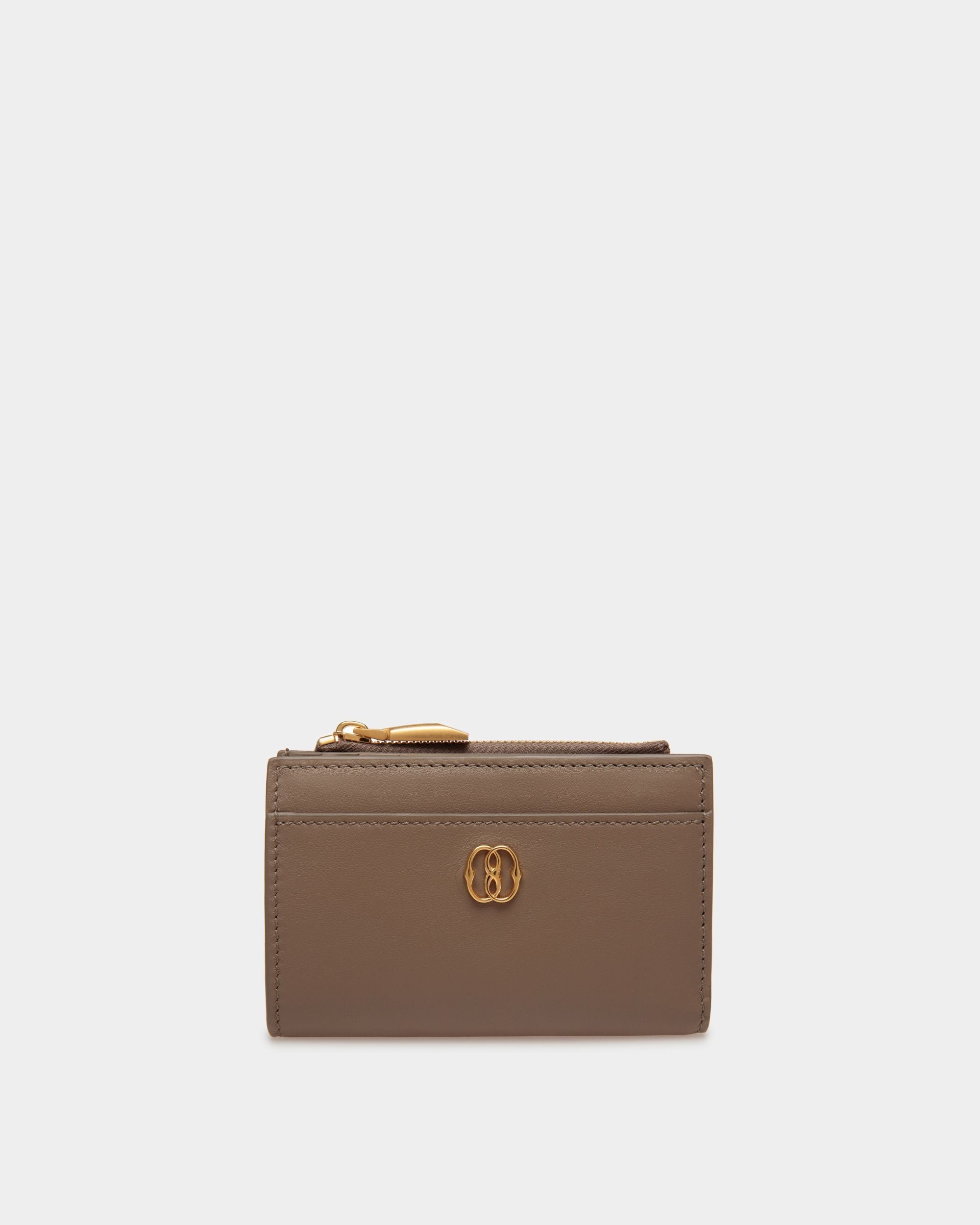 Emblem | Portefeuille pour femme en cuir beige | Bally | Still Life Devant