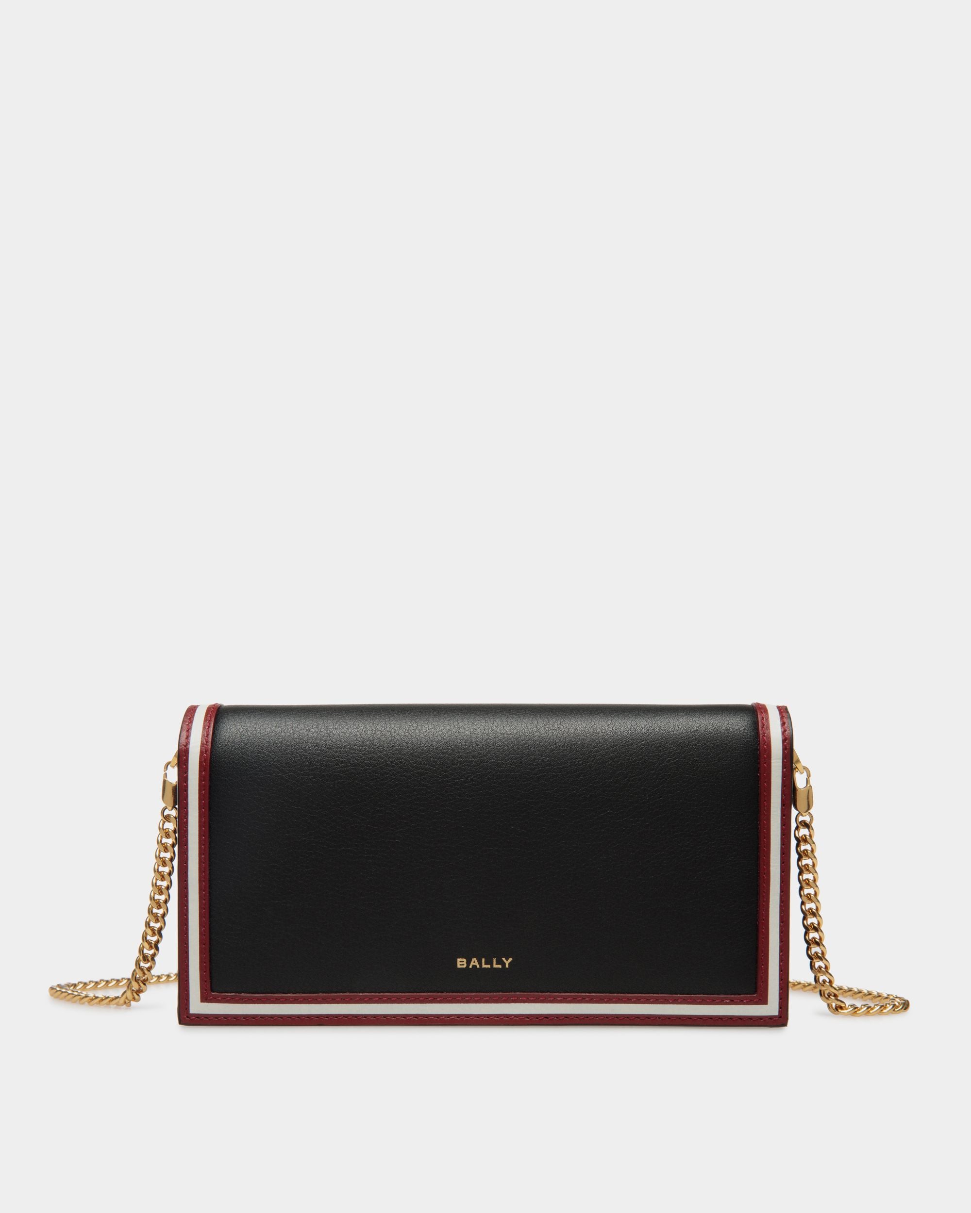 Code | Portefeuille à chaîne pour femme en cuir noir | Bally | Still Life Devant