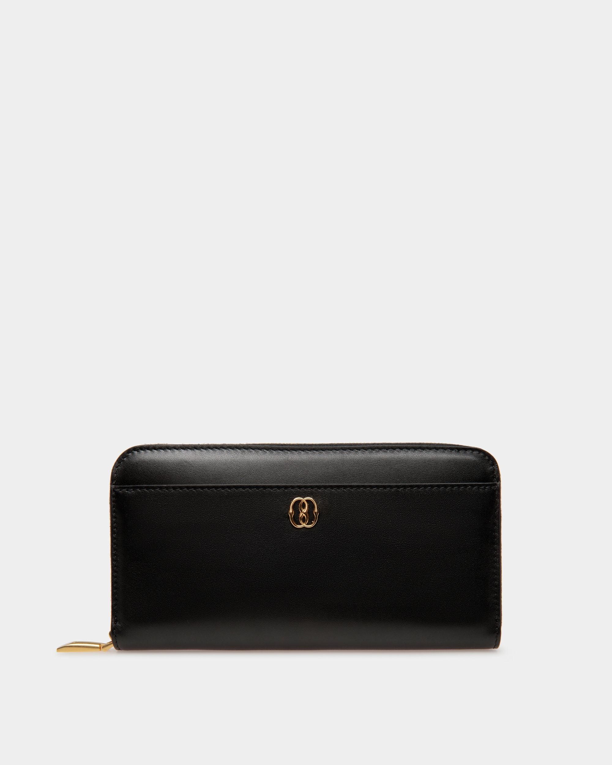 Emblem | Portefeuille long pour femme en cuir noir | Bally | Still Life Devant