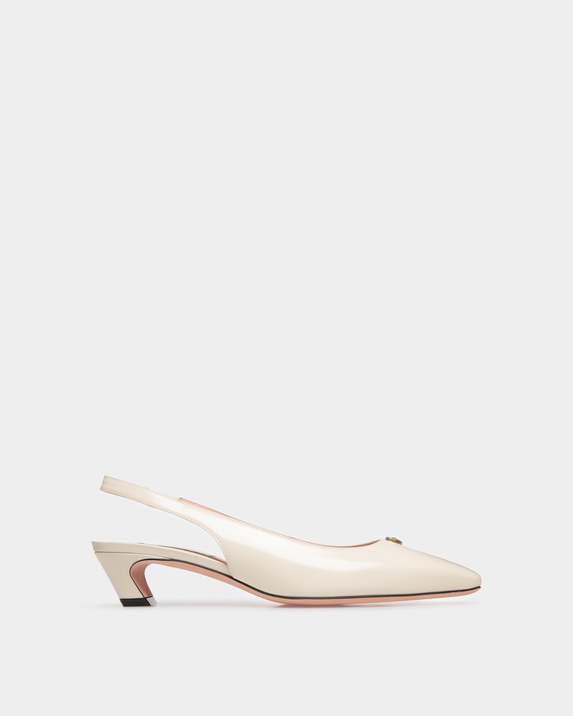 Sylt | Escarpin slingback pour femme en cuir blanc | Bally | Still Life Côté