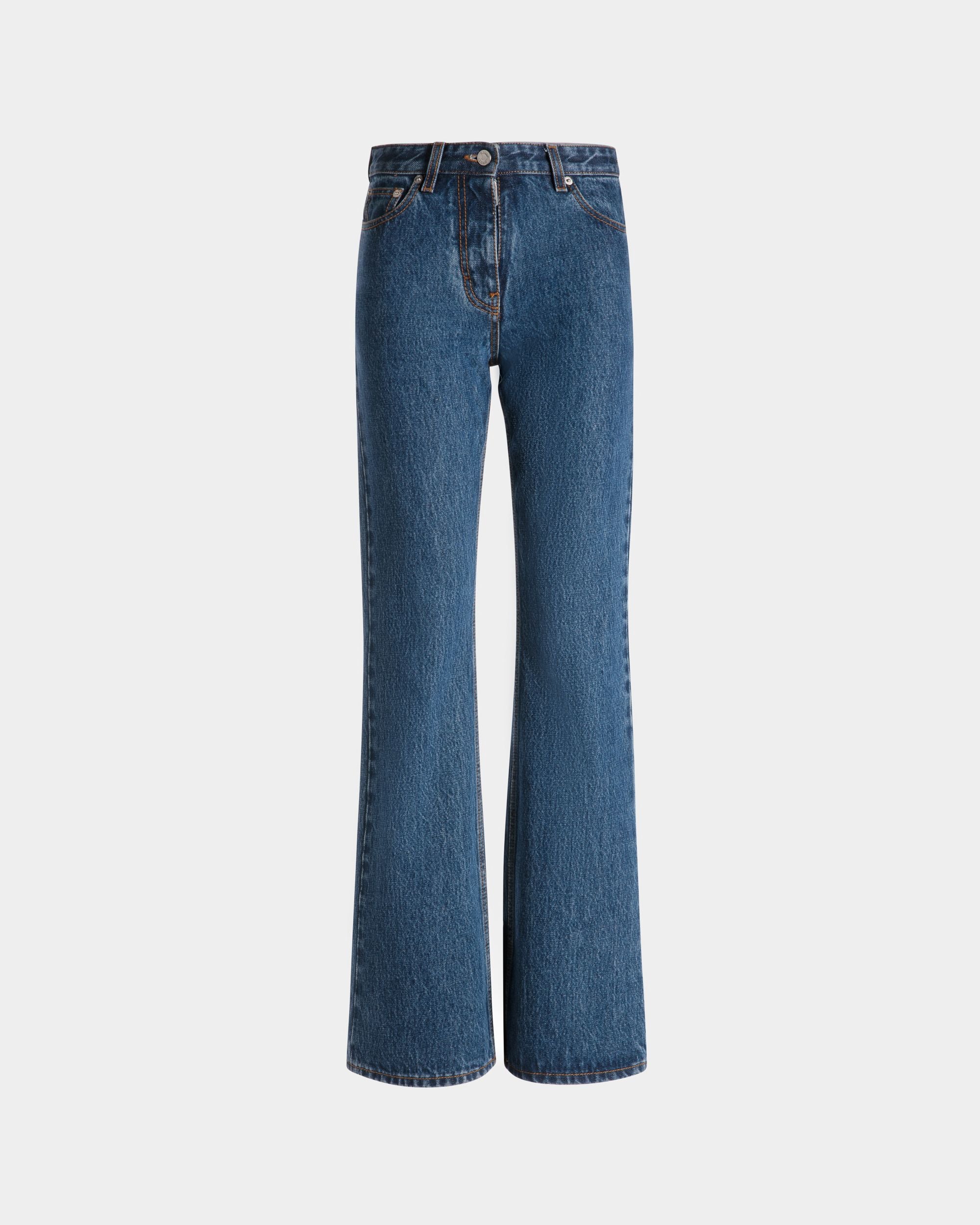 Pantalon évasé pour femme en denim de coton Medium Blue | Bally | Still Life Devant