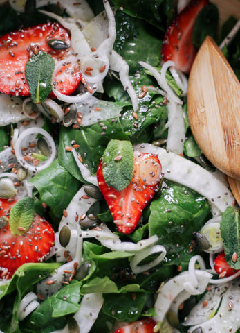 Photo salade pissenlit fraises