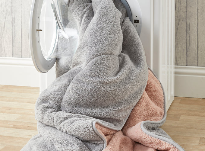 Huggleland Easy Wash Reversible Coverless Teddy Fleece Duvet and Pillowcase - Grey/Pink Image 5