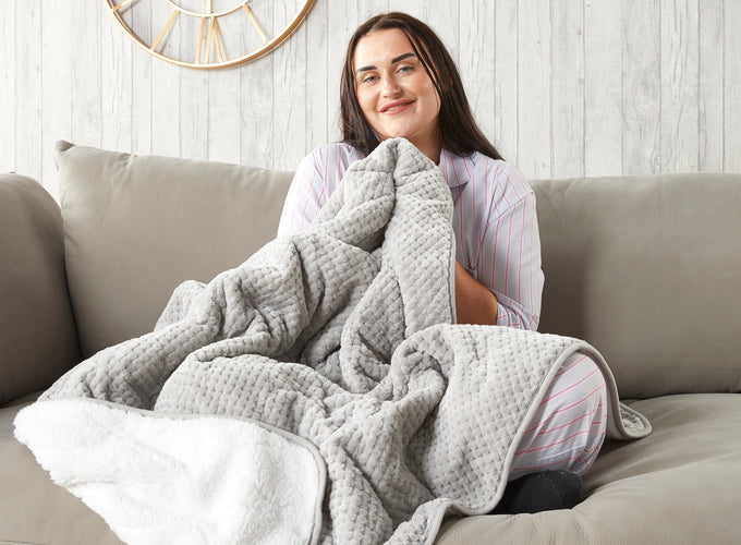 Huggleland Waffle Super Soft Heated Blanket / Throw Image 3