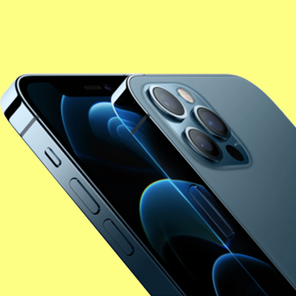 Használt, felújított kék iPhone 12 Pro Max illusztráció harmadlagos