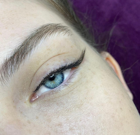 Eyeliner effect lash extensions using volume lashes