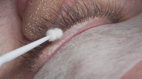 a close up photo of a microfibre brush being used to clean the lash line and the roots of the lashes | London Lash Australia