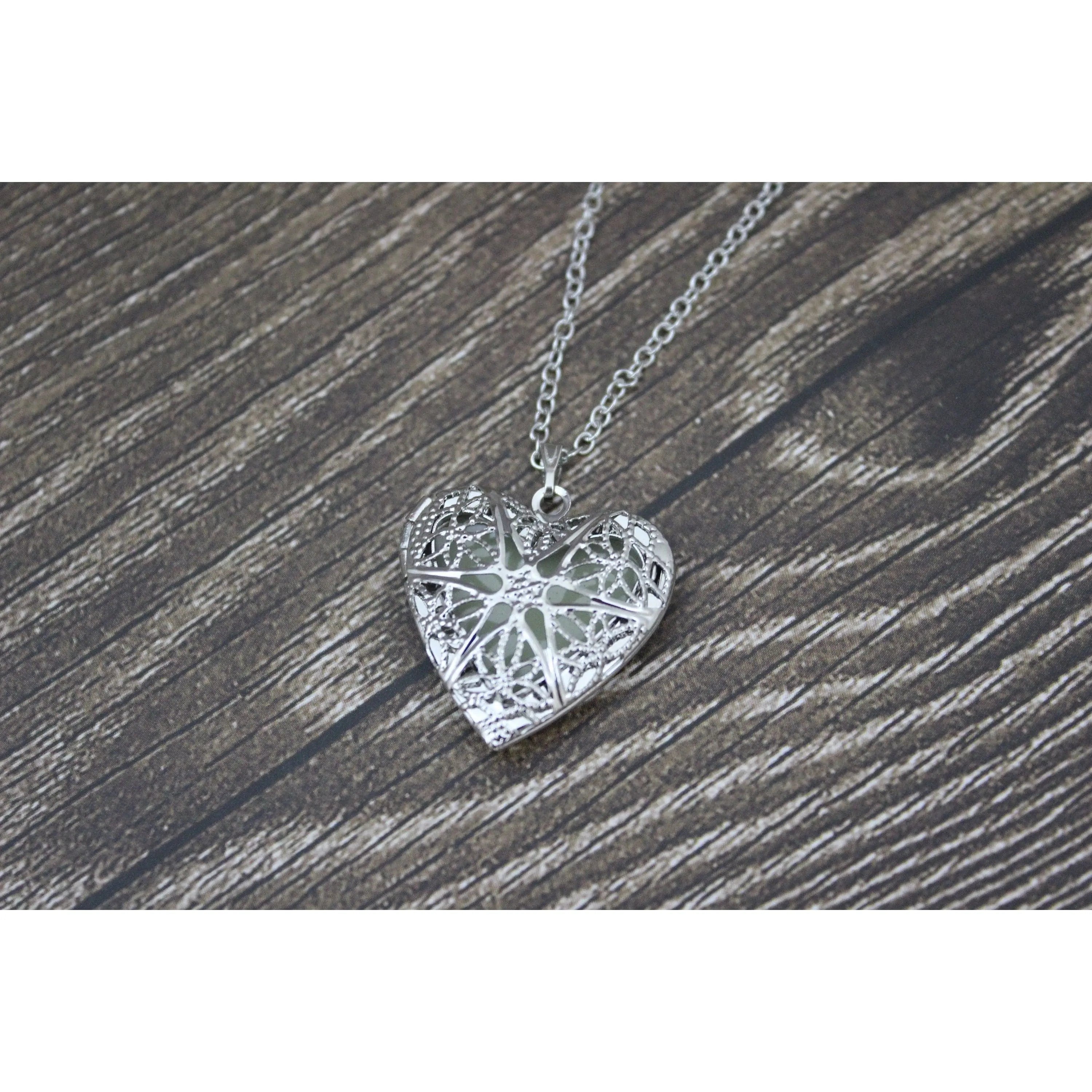 Enchanted Roses Glow In The Dark Necklace - Fanduco