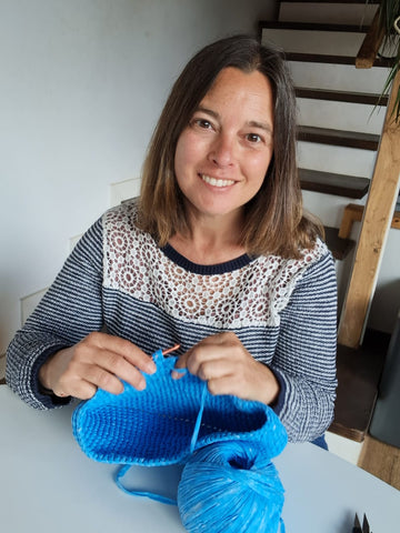 Lucía García practicando crochet