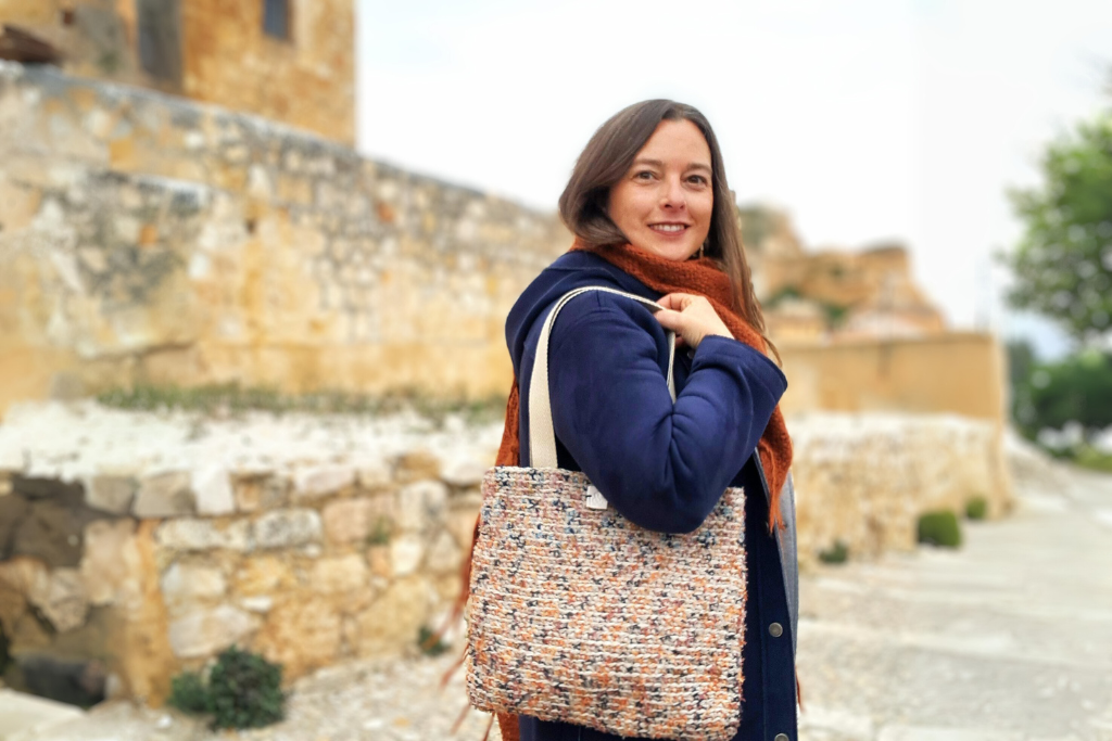 Lucía García con bolso de crochet