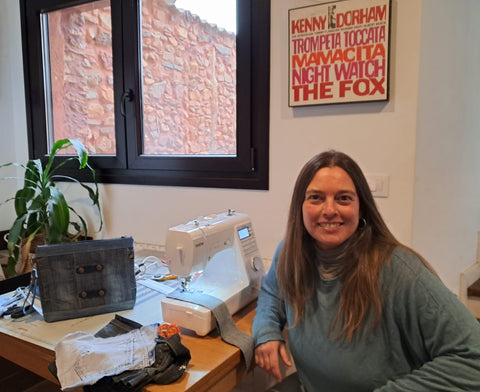 Lucía García trabajando en su taller artesano