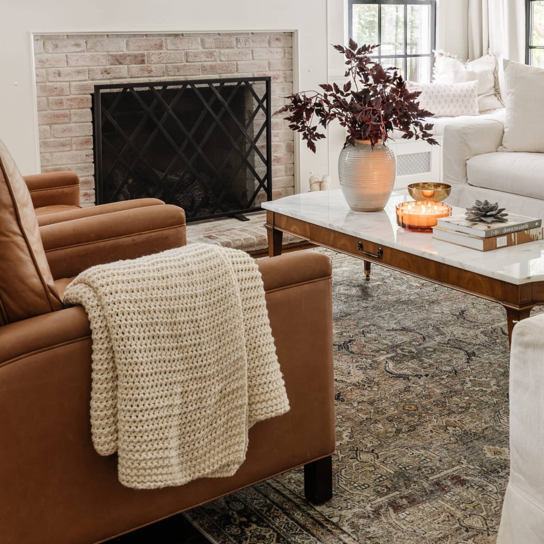 Add soft and luxurious decorations to create the perfect thanksgiving mood