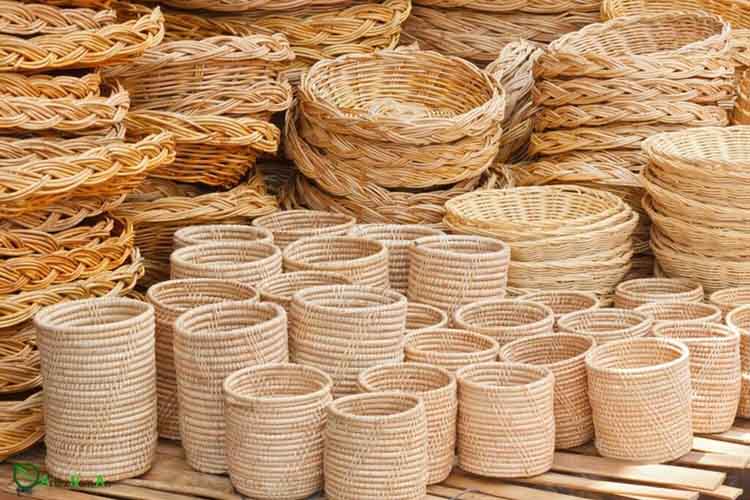 can be made of natural or man-made and rattan, bamboo, vinyl, reed