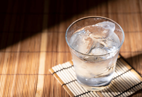 氷の入ったグラスで飲む日本酒ロック