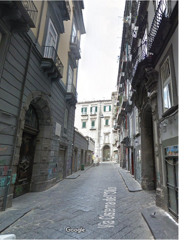 Via Cisterna dell’Olio a Napoli (da Google maps) all’altezza del civico 18 (il portone sulla destra) In fondo a destra è la casa dove visse Giuseppe Moscati. 50 metri a sinistra è lo sbocco in Via Toledo