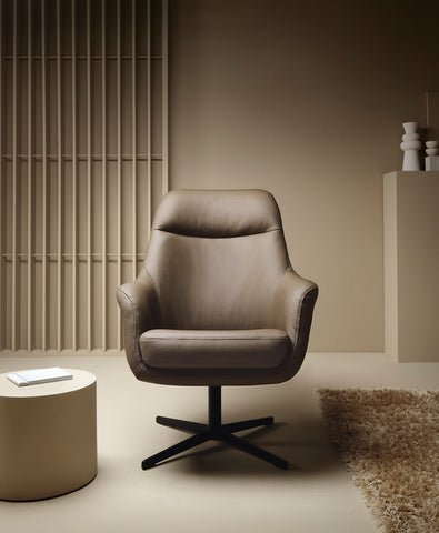 Zdjęcie przedstawiające przykładową aranżację obrotowego biurowego fotela wykonanego ze skóry naturalnej