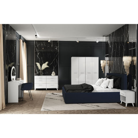Zdjęcie przedstawiające nowoczesną aranżację sypialni z wykorzystaniem mebli z kolekcji Seko. Na zdjęciu widoczna komoda z szufladami, białe biurko oraz szafa na ubrania Seko