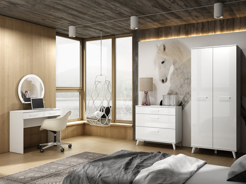 Zdjęcie przedstawiające przykładową aranżację nowoczesnej sypialni z komodą z szufladami, szafą na ubrania oraz białym biurkiem z kolekcji Seko