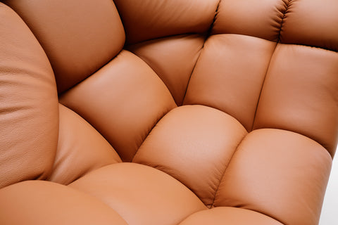 Zdjęcie przedstawiające detale wykonania siedziska w skórzanym fotelu Sensi. Pikowanie siedziska pozwala uzyskać fantastyczny efekt wizualny skórzanego fotela