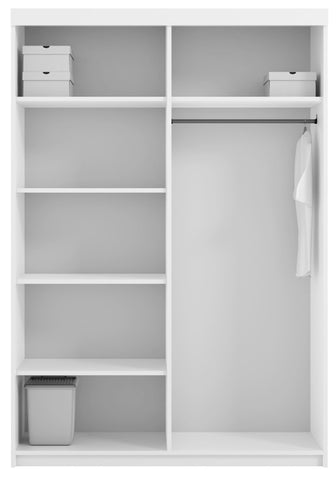 Zdjęcie przedstawiające wnętrze w nowoczesnej szafie przesuwnej Ola 150 cm. Tania szafa przesuwna Ola posiada dwa lustrzane fronty oraz półki, a także drążki na wieszaki. 