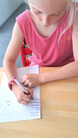 Kind schrijft met een Rollerball pen van Schneider