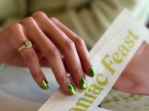 hand met Maniac Manicure Nailart gellak sticker Jade Jewel groen metalic